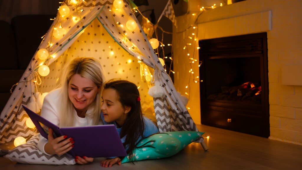 Un angolo di lettura perfetto: una tenda illuminata nella camera dei bimbi