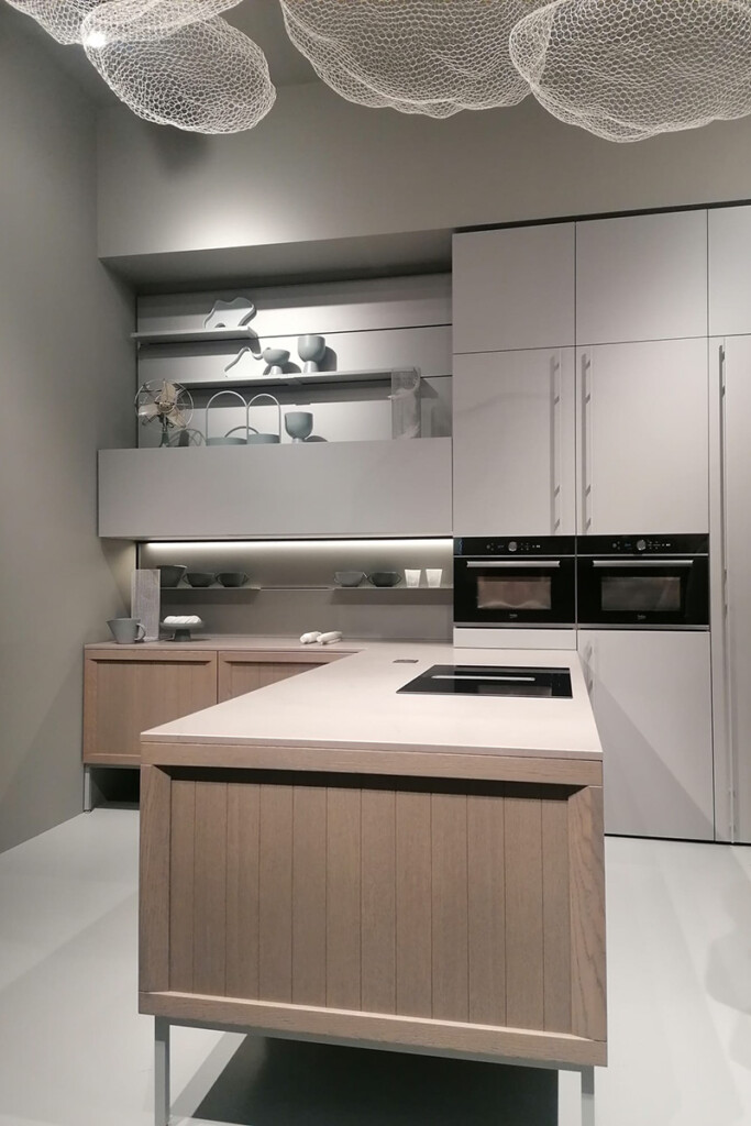 cucina in legno e toni neutri