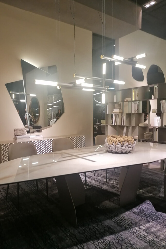 Tavolo con particolare delle luci: salone del mobile